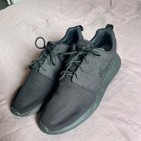 Nike Roshe Run size 11 - Picture 2 of 5